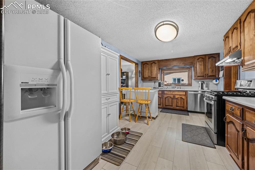 Image 11 of 46: Kitchen