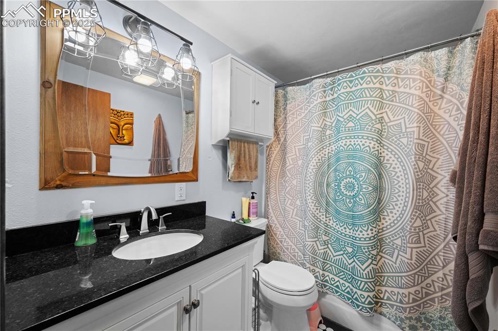Image 17 of 46: Bathroom