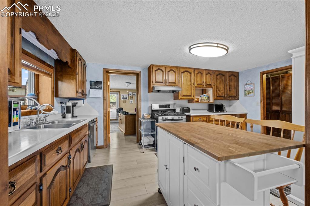 Image 6 of 46: Kitchen