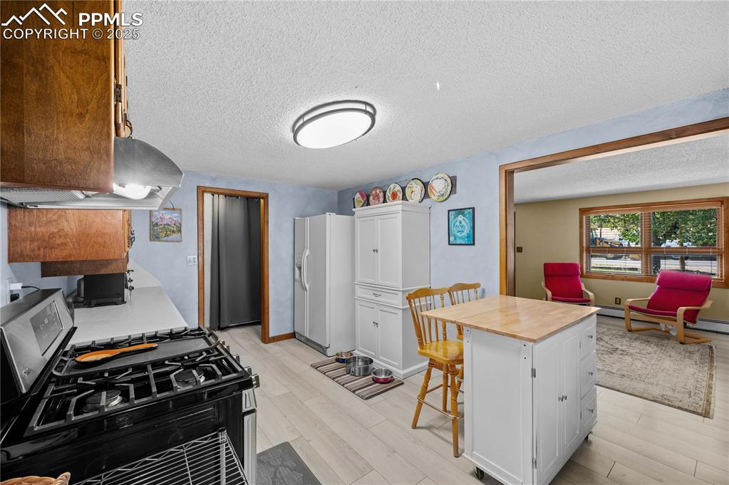 Image 7 of 46: Kitchen