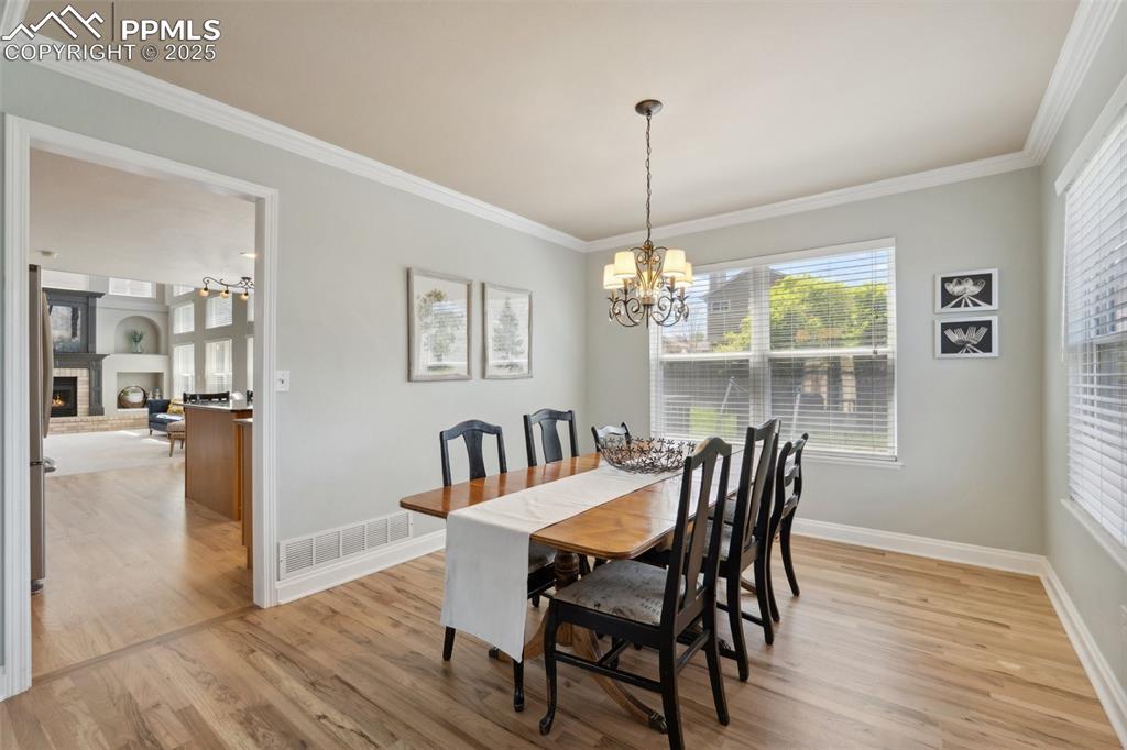 Image 12 of 36: Dining Area