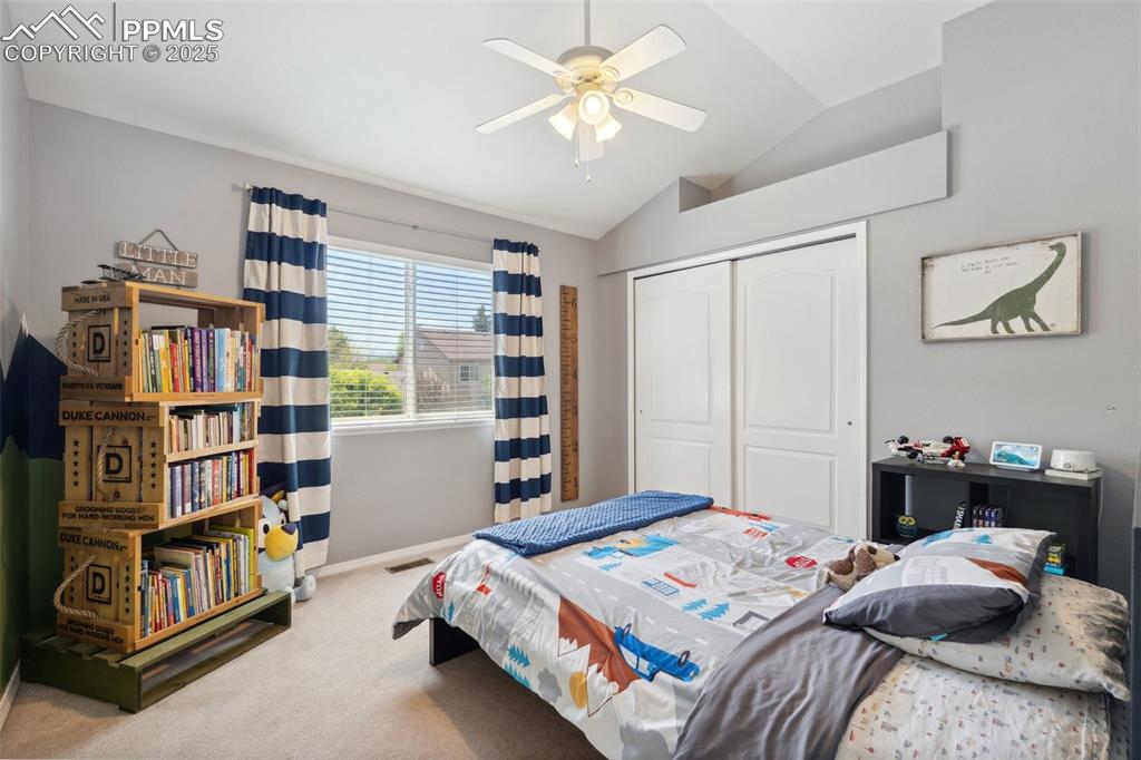 Image 16 of 36: Bedroom