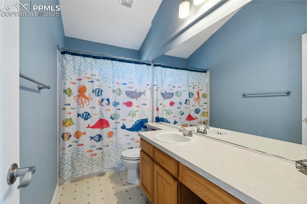 Image 18 of 36: Bathroom