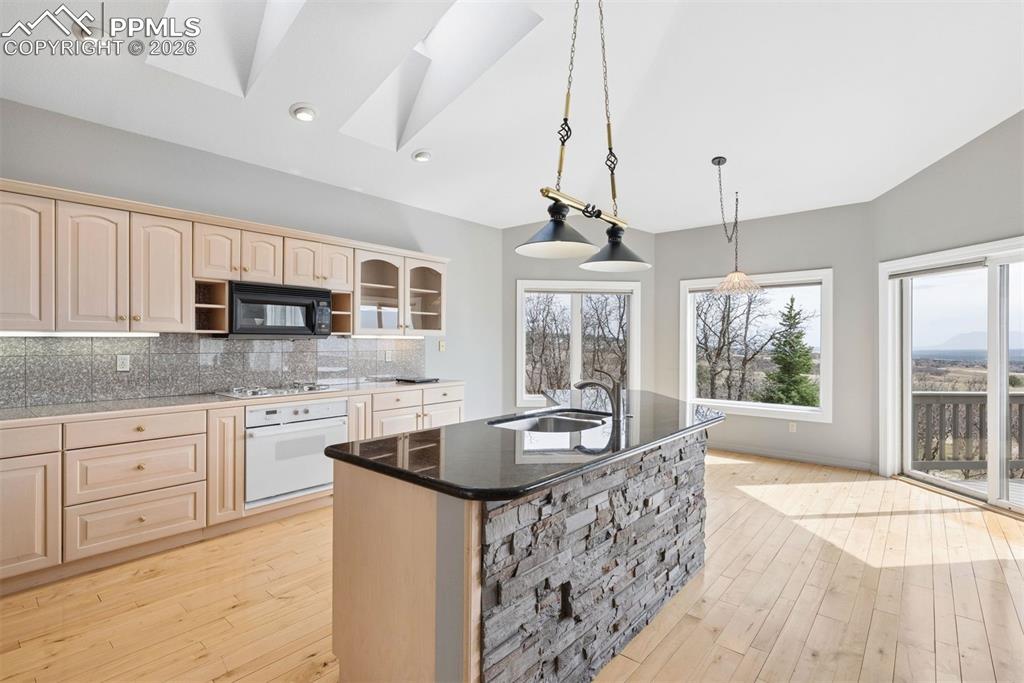 Image 19 of 50: Kitchen