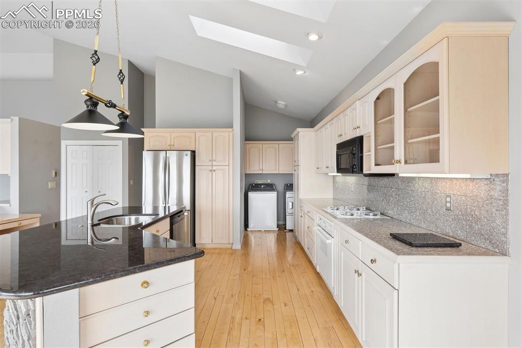 Image 21 of 50: Kitchen