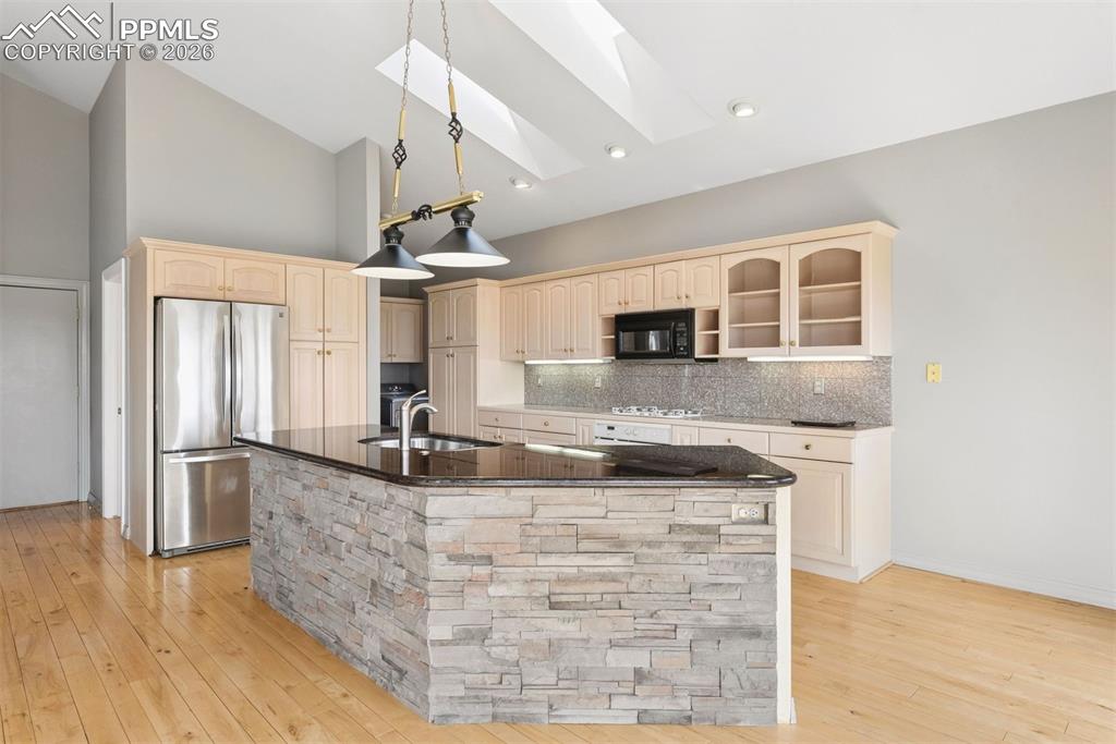 Image 22 of 50: Kitchen