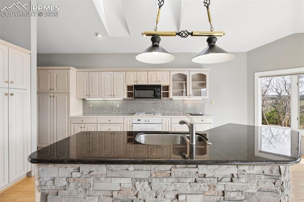 Image 23 of 50: Kitchen