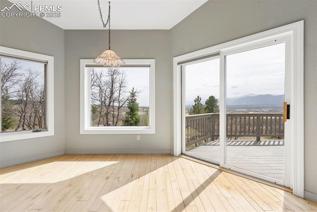 Image 25 of 50: Dining Area