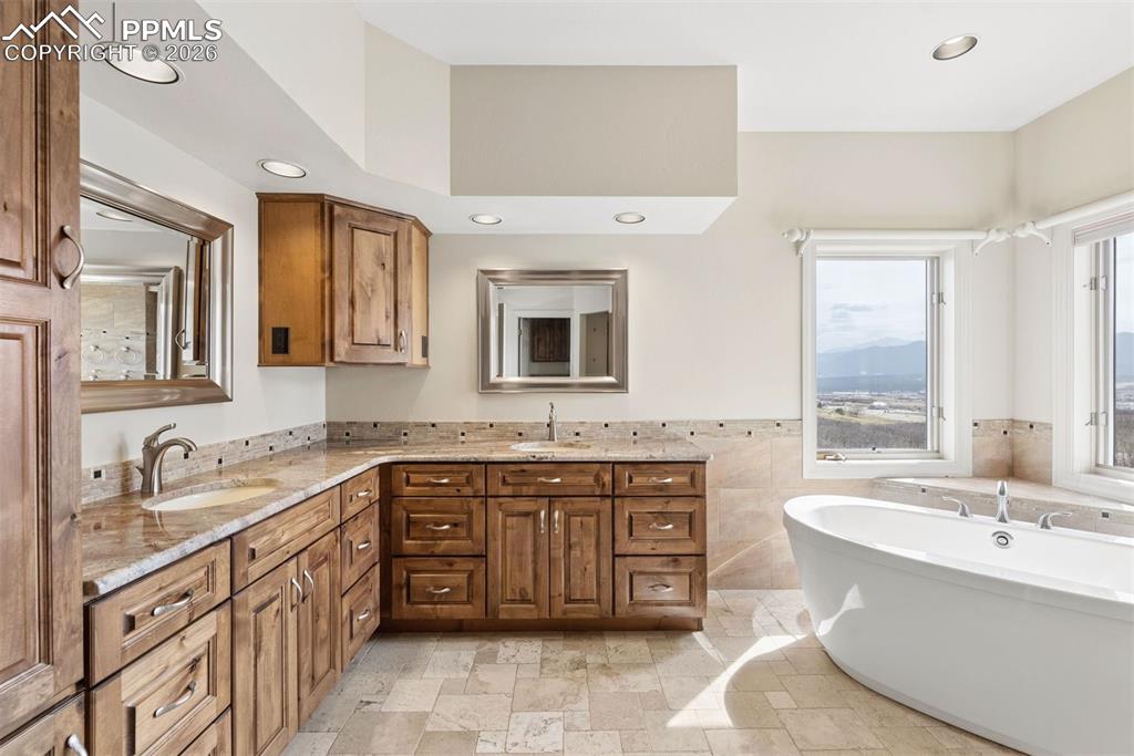 Image 28 of 50: Bathroom