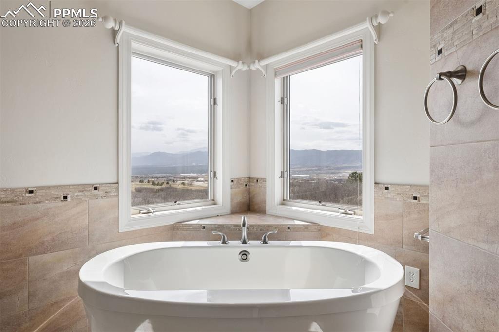 Image 29 of 50: Bathroom