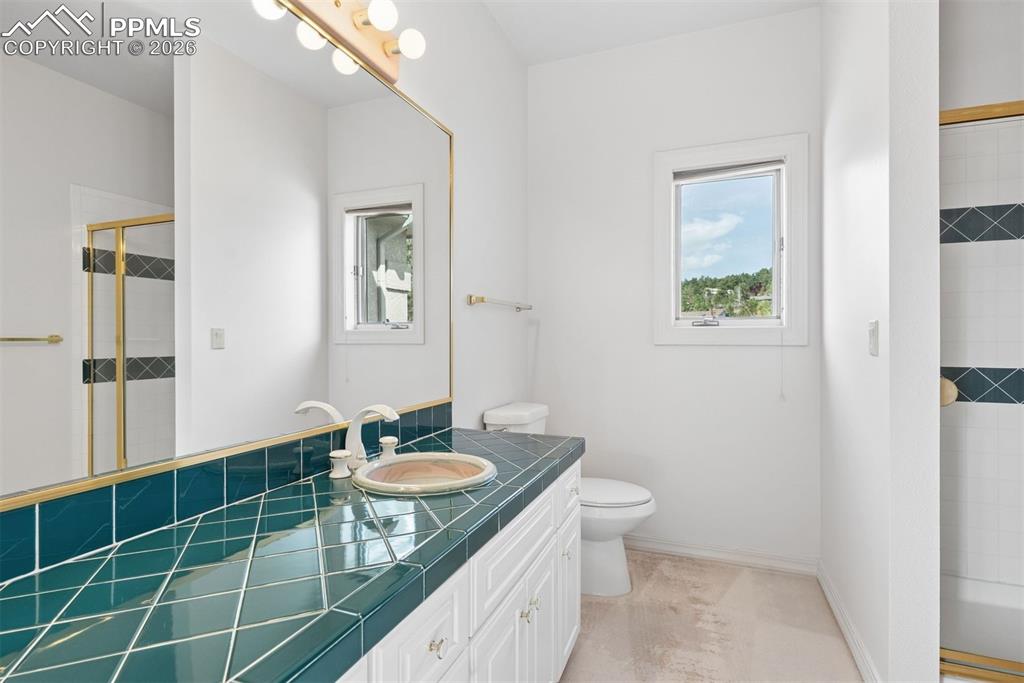 Image 36 of 50: Bathroom