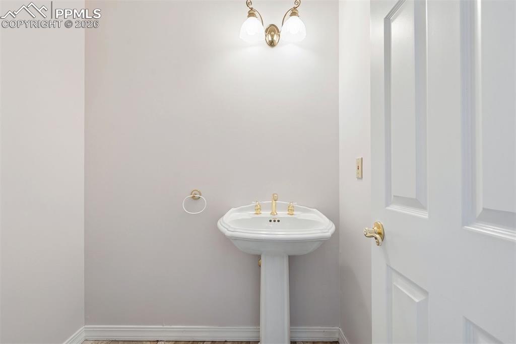 Image 40 of 50: Bathroom