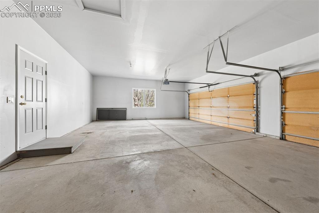 Image 43 of 50: Garage