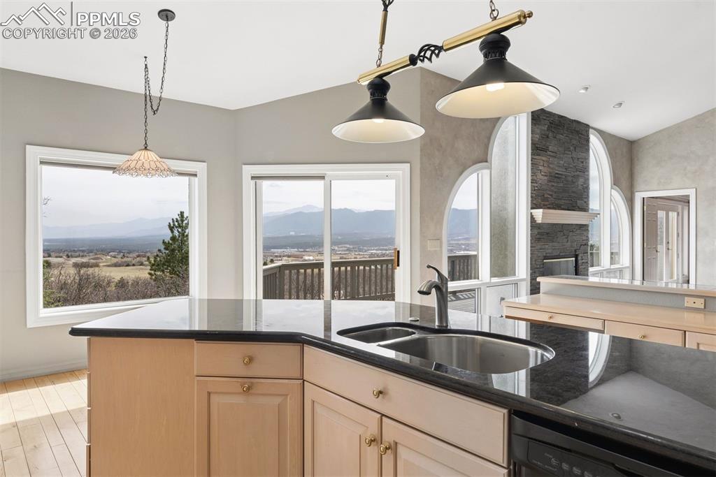 Image 7 of 50: Kitchen