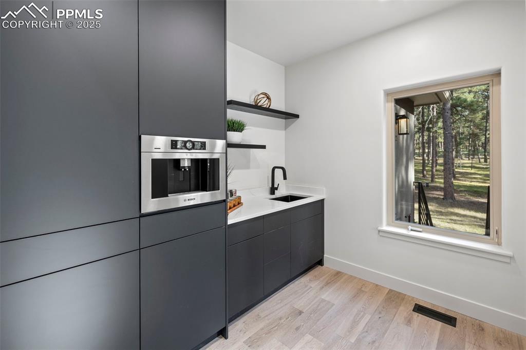 Image 16 of 50: Kitchen