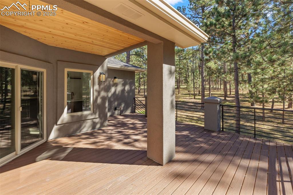 Image 17 of 50: Deck