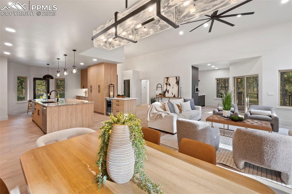 Image 18 of 50: Dining Area