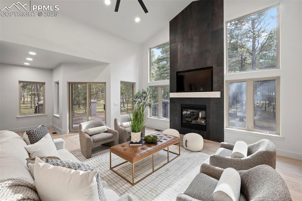 Image 21 of 50: Living Room