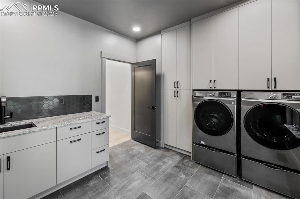 Image 24 of 50: Laundry