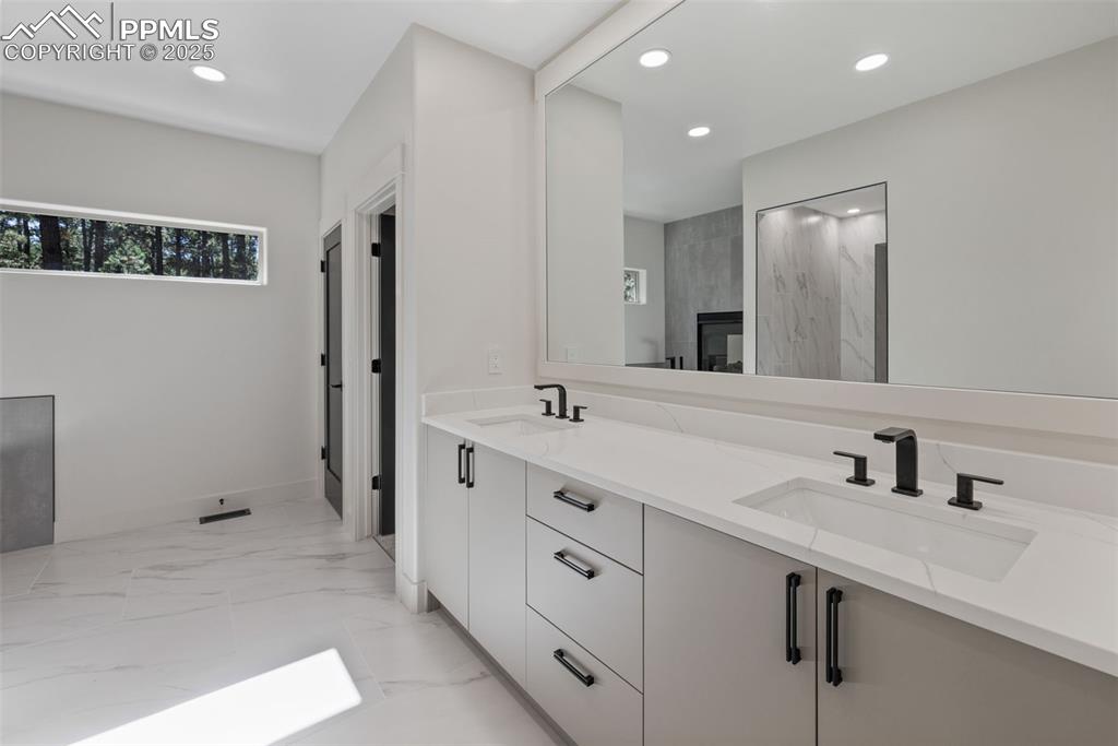 Image 28 of 50: Bathroom