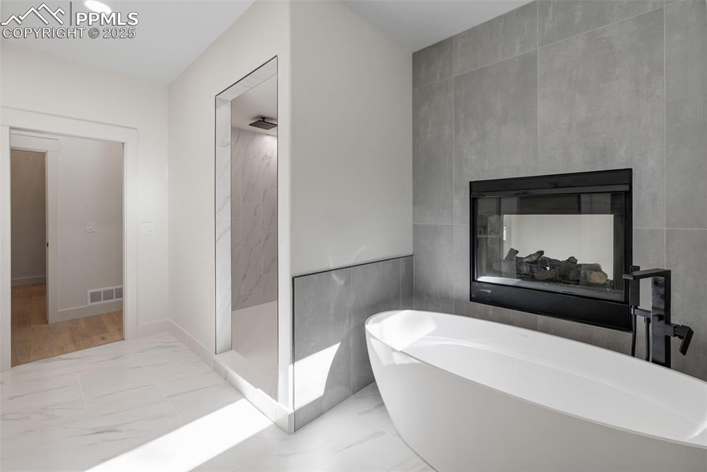 Image 29 of 50: Bathroom