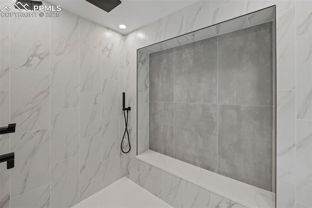 Image 30 of 50: Bathroom