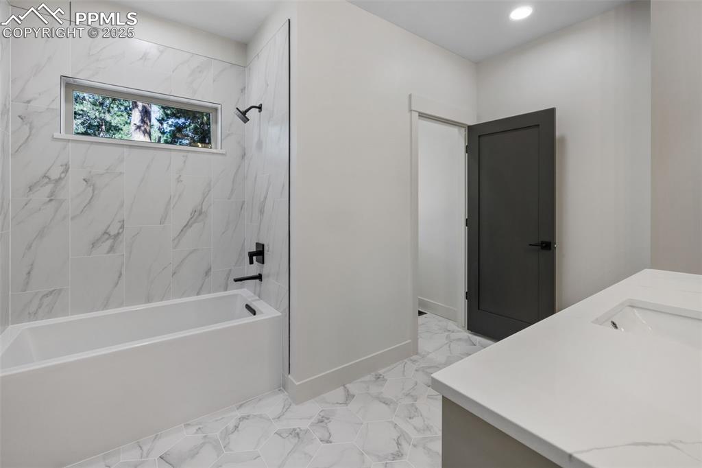 Image 34 of 50: Bathroom