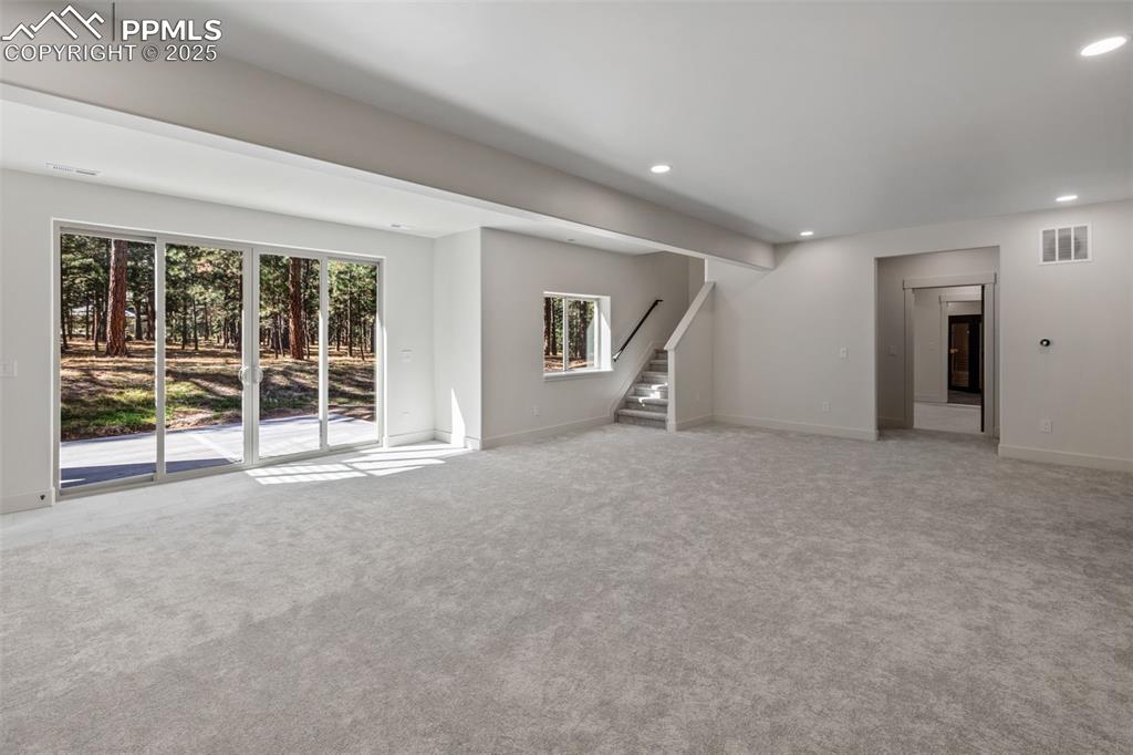 Image 37 of 50: Living Room