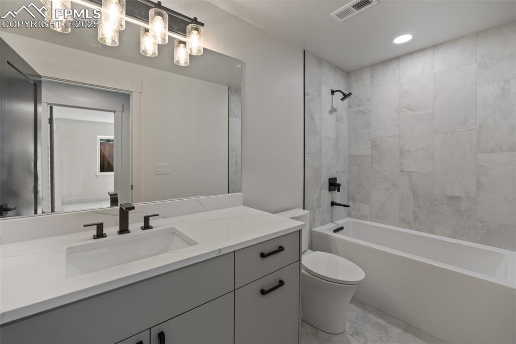 Image 41 of 50: Bathroom