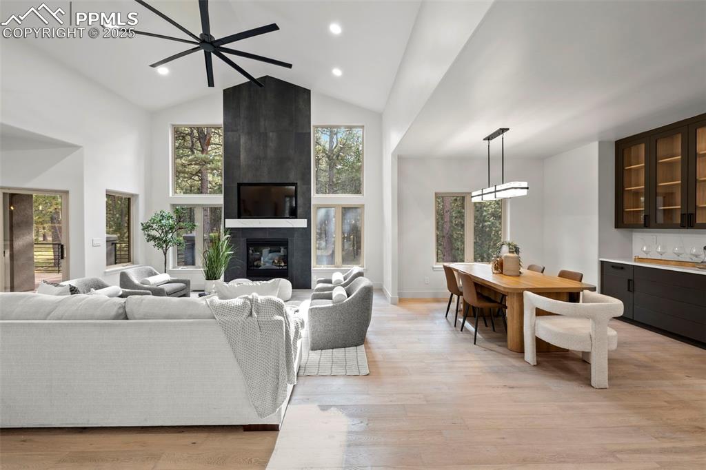 Image 7 of 50: Living Room