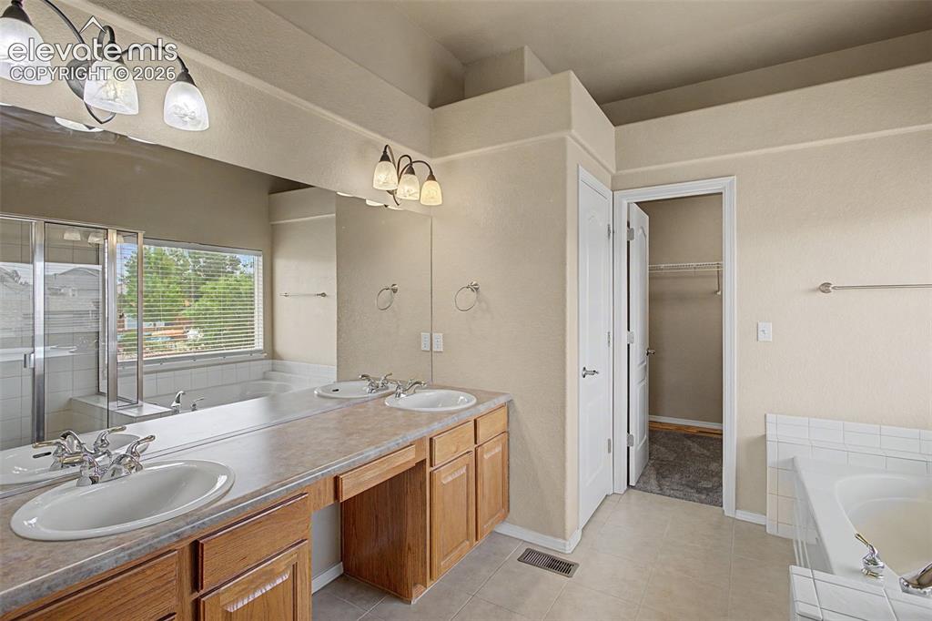 Image 20 of 43: Bathroom