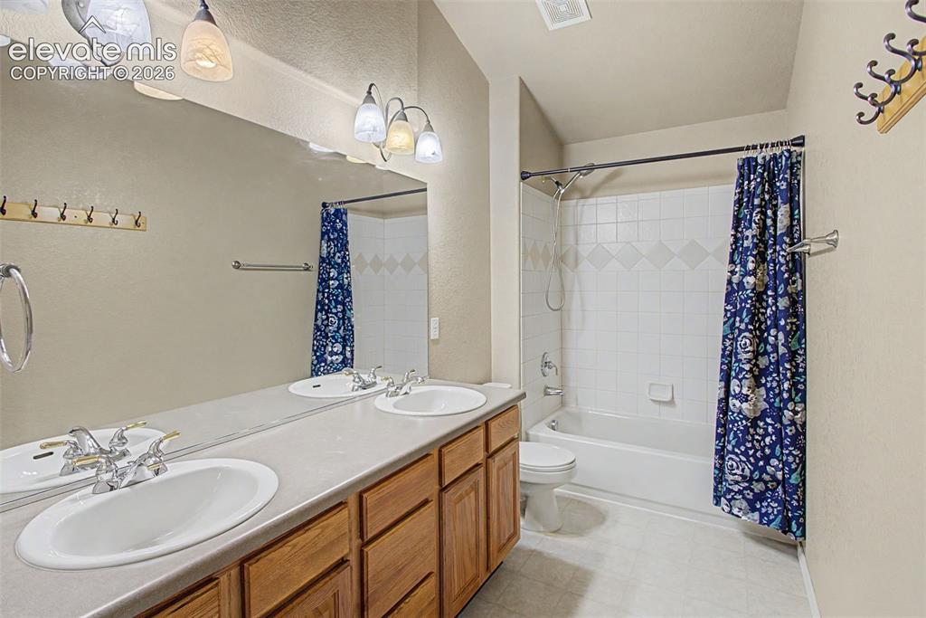 Image 26 of 43: Bathroom