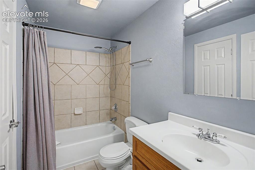 Image 34 of 43: Bathroom
