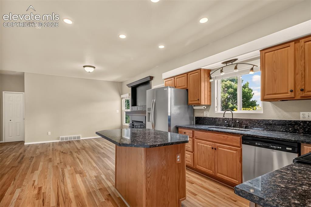 Image 10 of 47: Kitchen