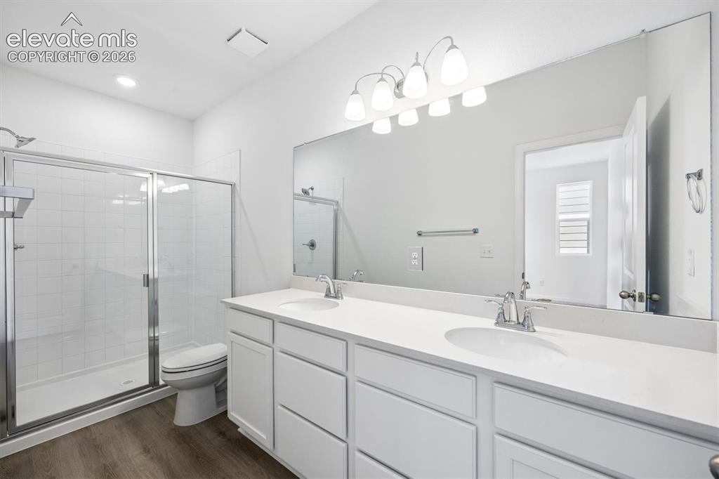 Image 16 of 20: Bathroom
