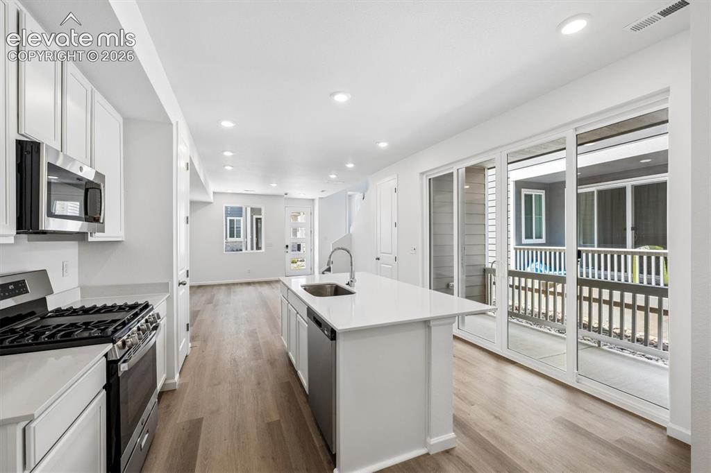 Image 7 of 20: Kitchen