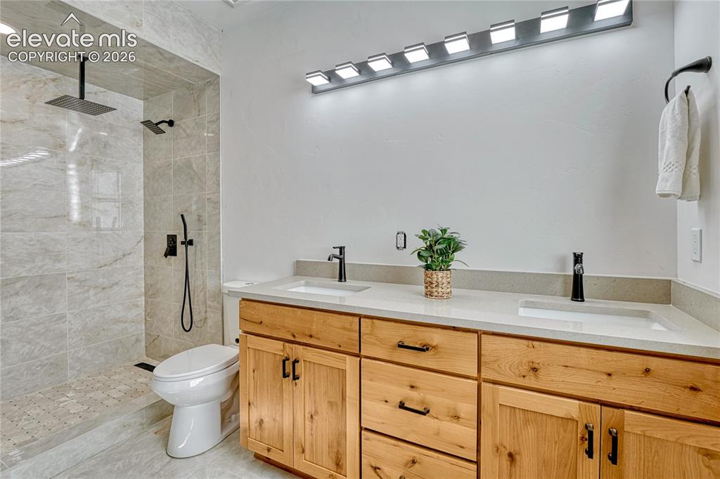 Image 18 of 47: Bathroom