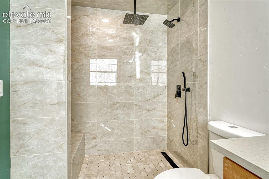 Image 19 of 47: Bathroom