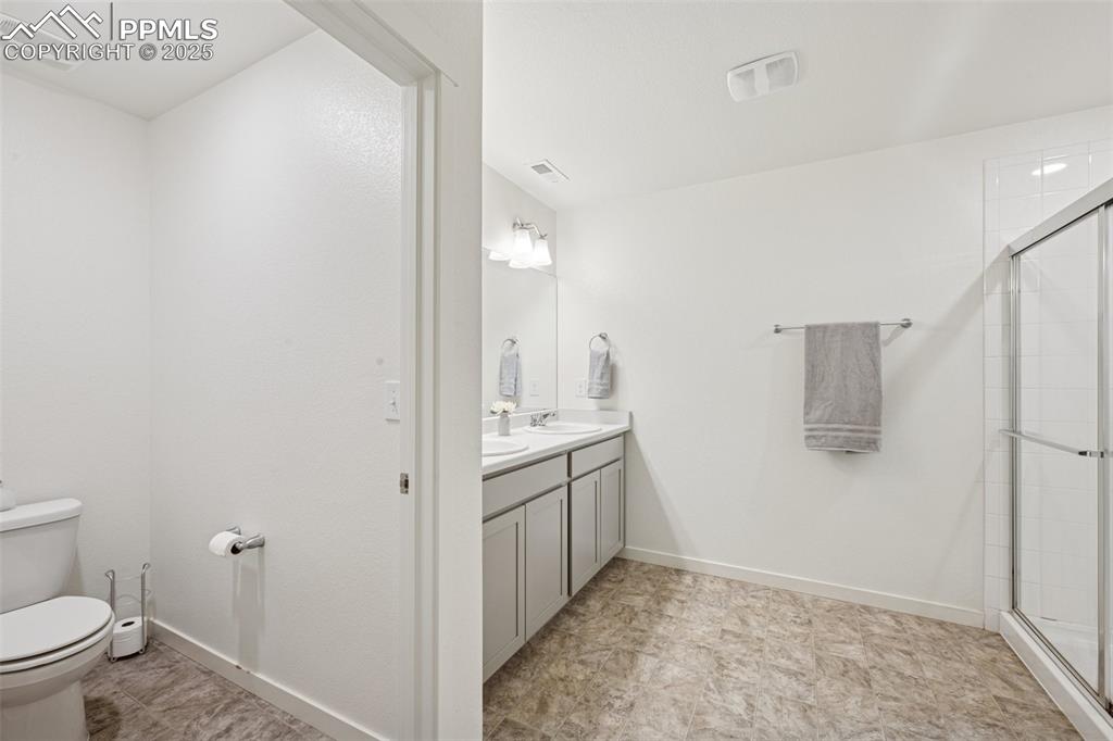 Image 18 of 34: Bathroom