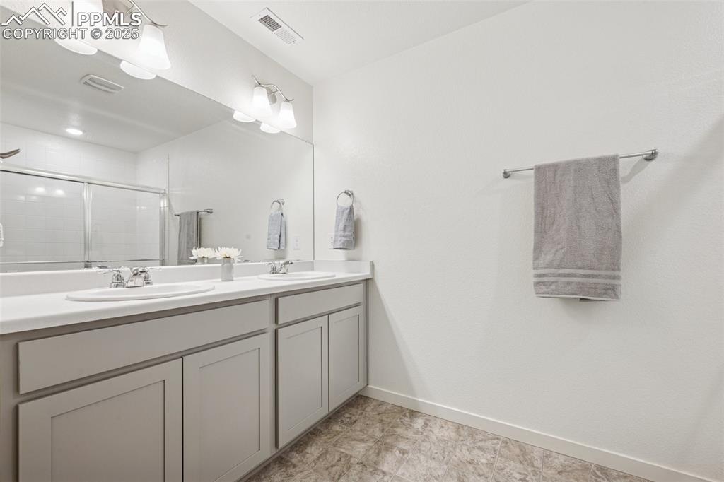 Image 19 of 34: Bathroom