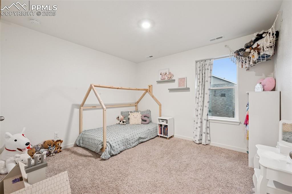 Image 21 of 34: Bedroom