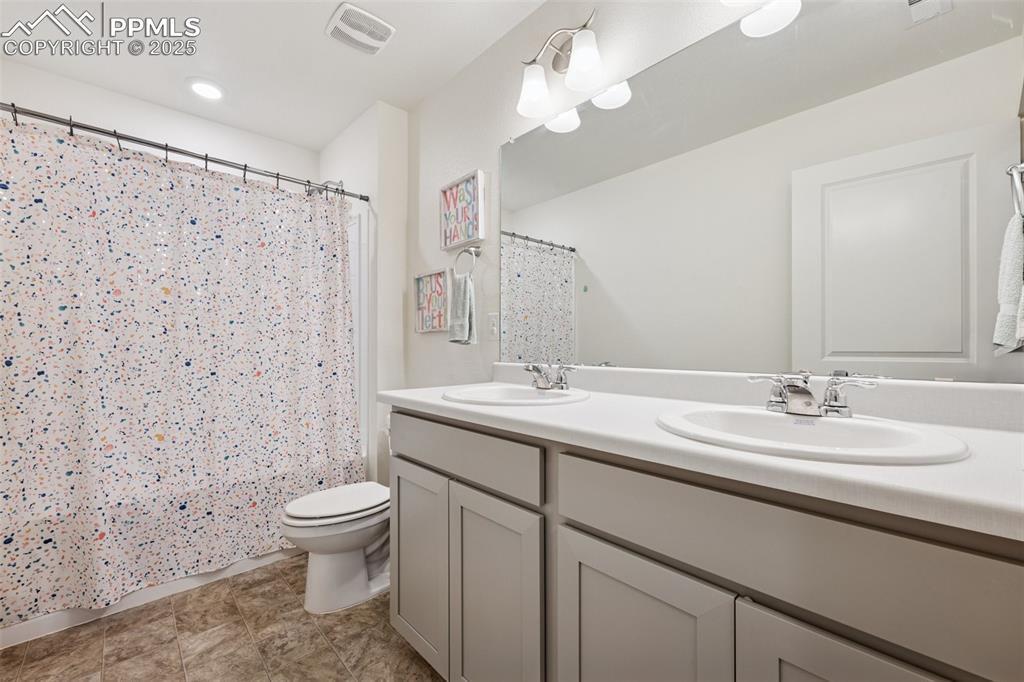 Image 23 of 34: Bathroom