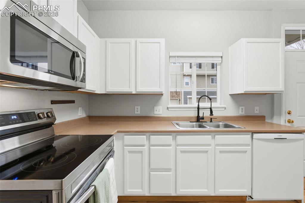 Image 10 of 39: Kitchen