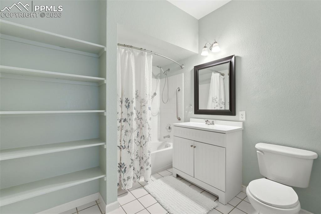 Image 20 of 39: Bathroom