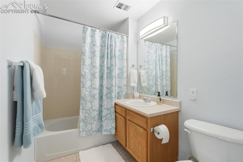 Image 30 of 39: Bathroom