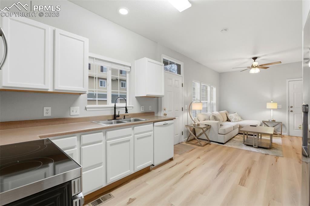 Image 7 of 39: Kitchen