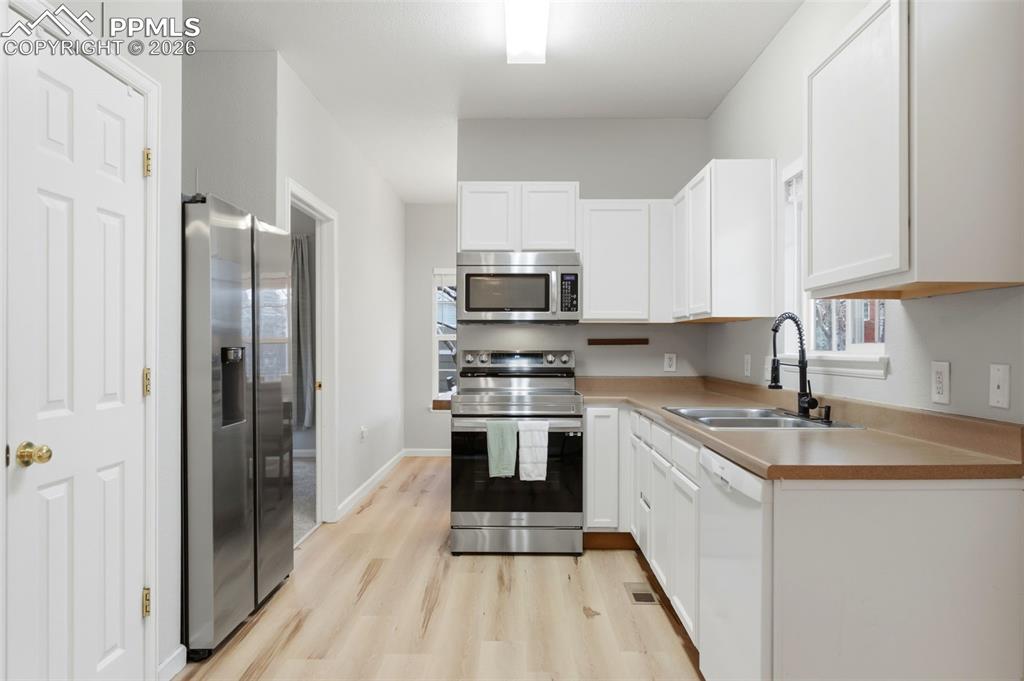 Image 8 of 39: Kitchen