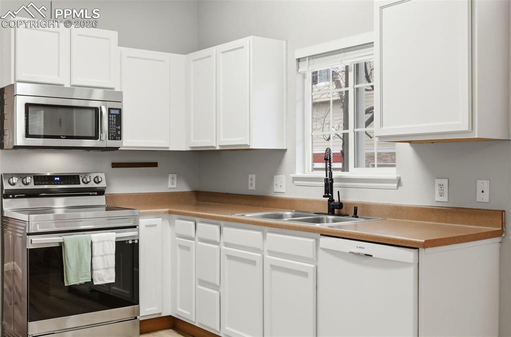 Image 9 of 39: Kitchen