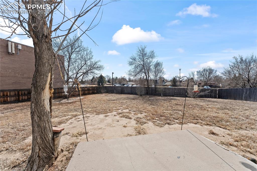 Image 16 of 17: Yard