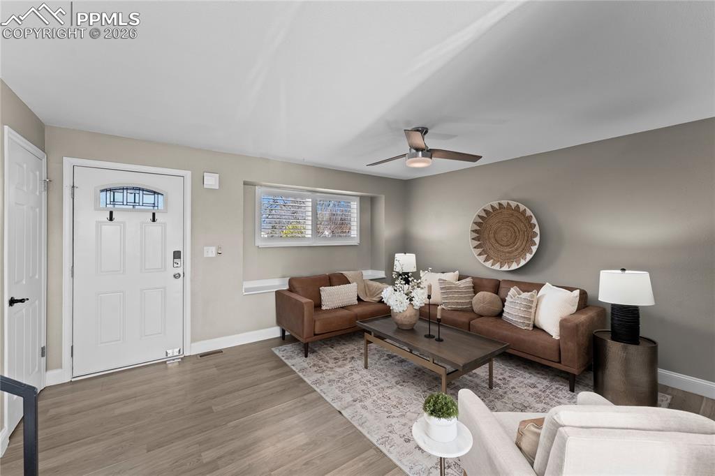 Image 4 of 17: Living Room